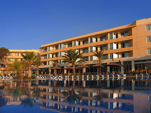 Hotel mit Pool bei Dämmerung Foto 