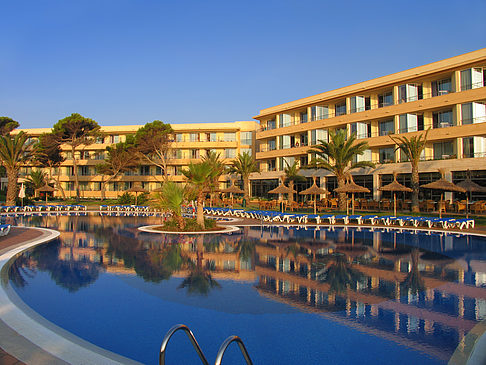 Fotos Hotel mit Pool bei Dämmerung | 