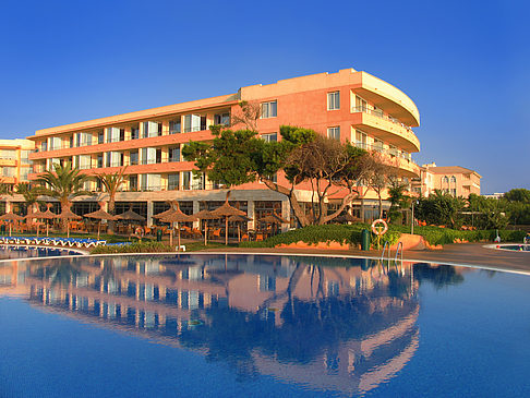 Foto Hotel mit Pool bei Dämmerung - 