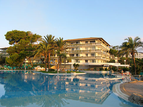 Hotel mit Pool bei Dämmerung Fotos