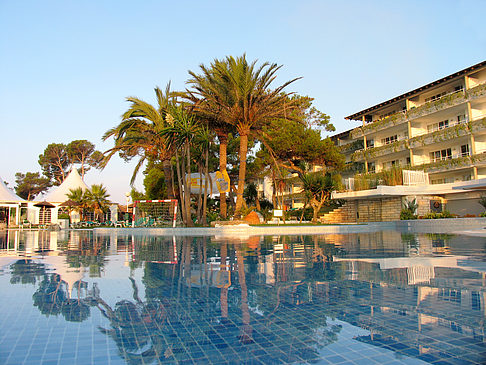 Fotos Hotel mit Pool bei Dämmerung