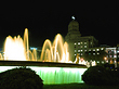 Brunnen am Placa de Catalunya bei Nacht Fotos